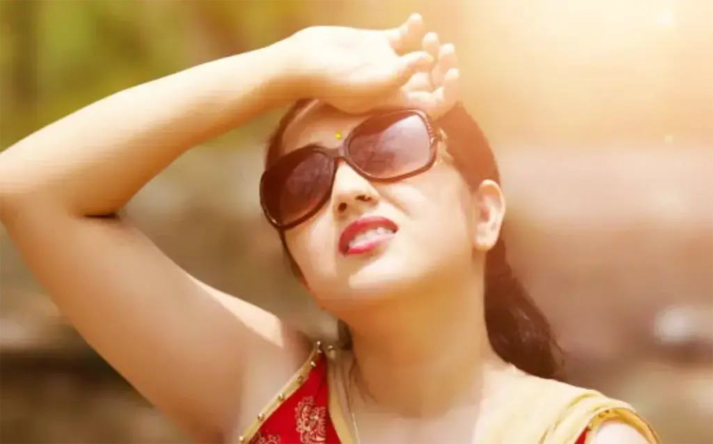 ডিহাইড্রেশন কি? আমাদের শরীরের বেশিরভাগ অংশই পানি। কোনো কারণে শরীরে পানির অভাব হলে তাকেই ডিহাইড্রেশন বা পানিশূণ্যতা বলা হয়ে থাকে। ডিহাইড্রেশনের কারণ অসংখ্য। তবে যে কারণেই ডিহাইড্রেশন হোক না কেনো তা শরীর ও ত্বকের উজ্জ্বলতায় মারাত্মক প্রভাব ফেলতে পারে। পানির অভাবে ত্বক রুক্ষ ও শুষ্ক হয়ে হারিয়ে ফেলে সতেজতা।