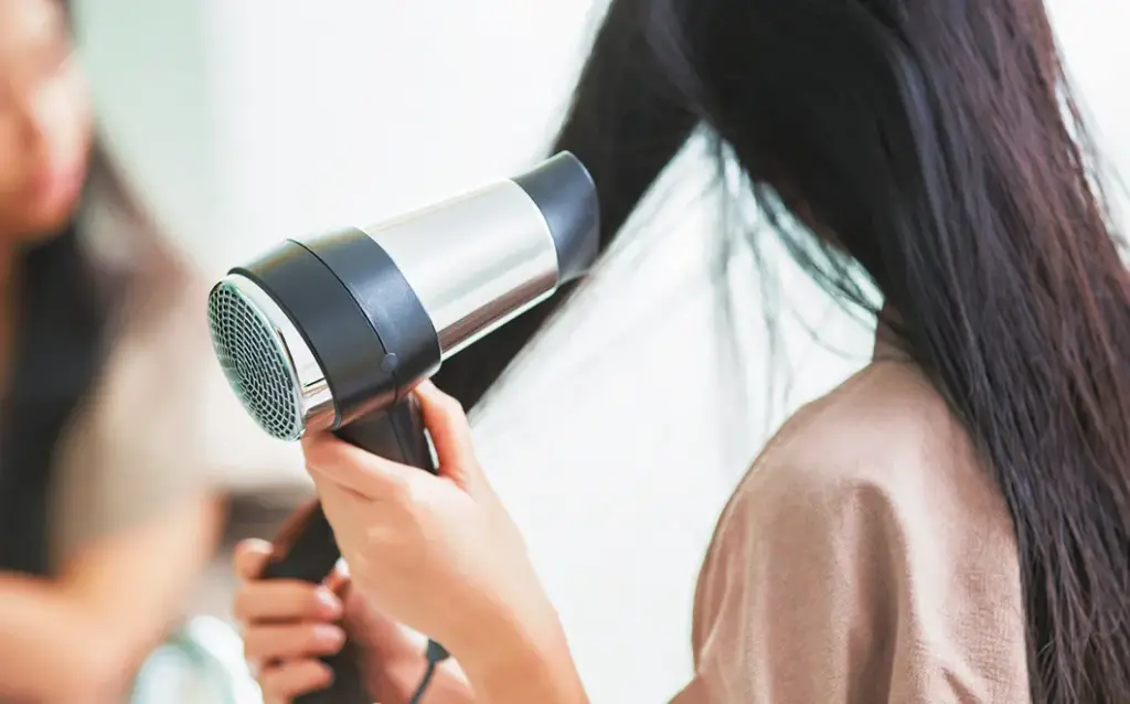 হেয়ার ড্রায়ার ব্যবহার থেকে বিরত থাকুন